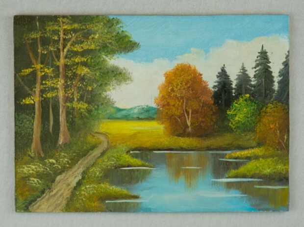 Landschaftsbild mit Bäumen und einem Weg am Fluss