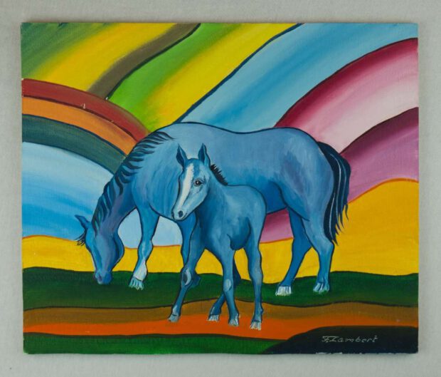 Blaues Pferd mit Fohlen vor buntem Hintergrund