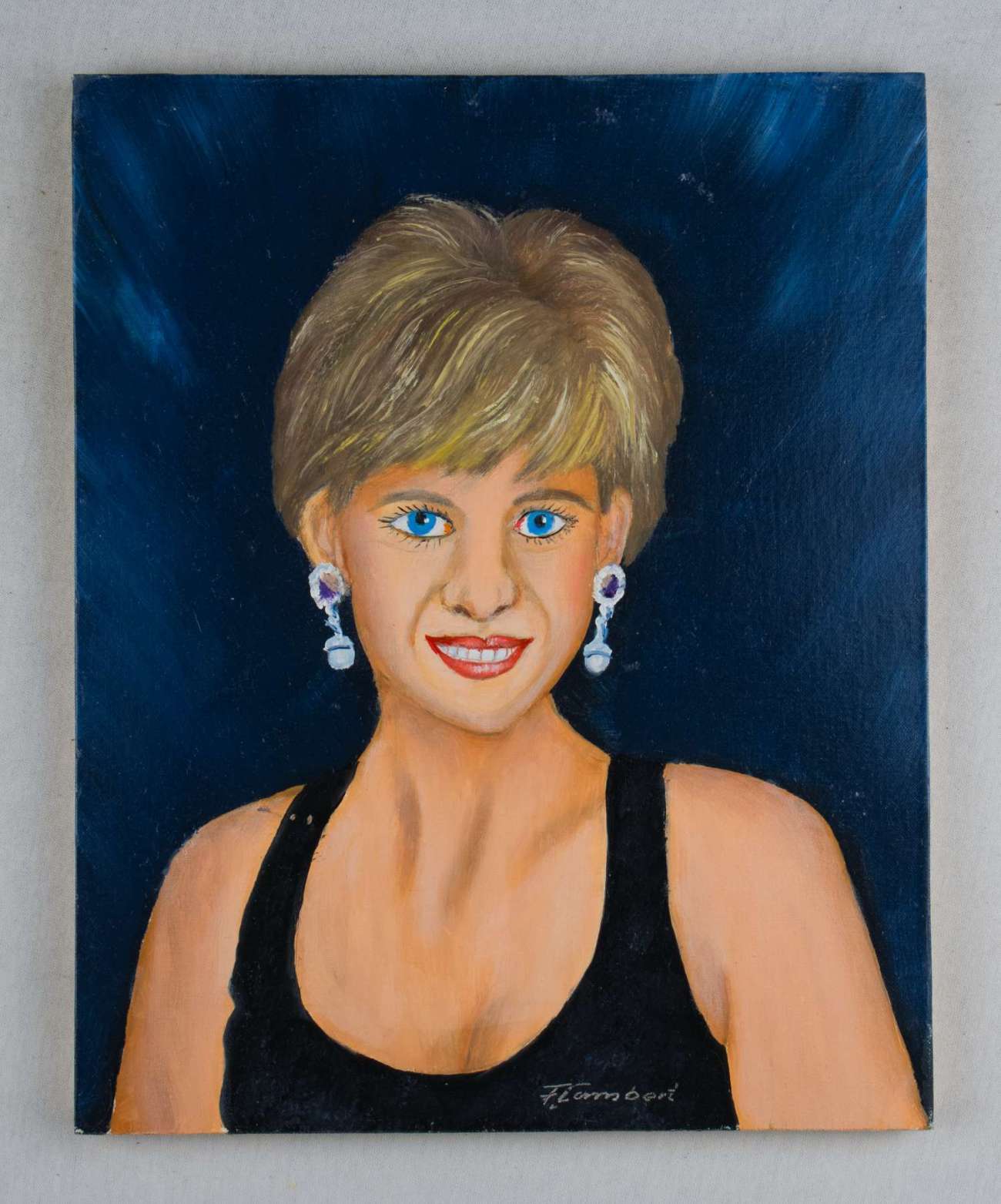 Frau mit kurzen Haaren blauen Augen und Ohrringen